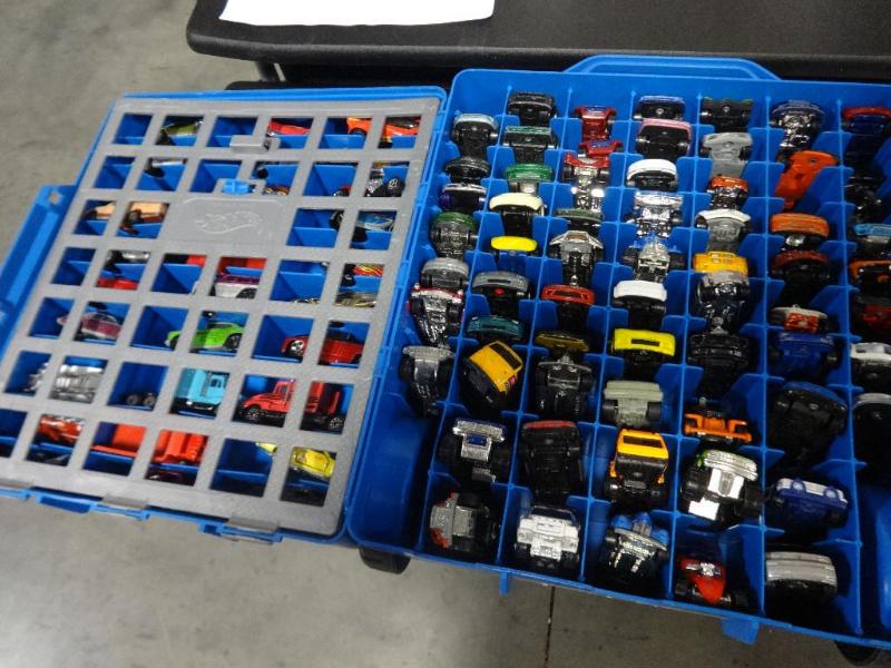 lot 5 image: HOT WHEELS SUITE CASE WHANDLES. 10...