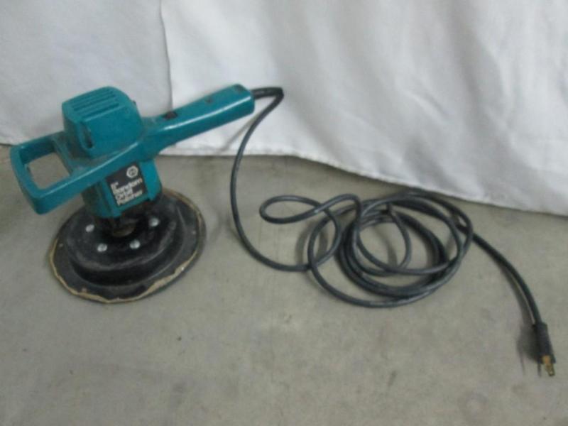 lot 14 image: 8 Black and Decker Polisher