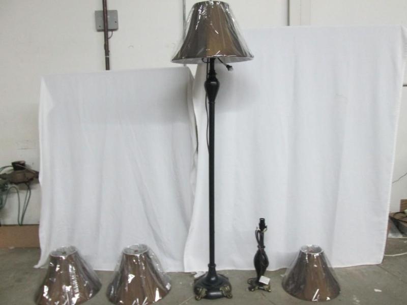 lot 22 image: Lamp Set