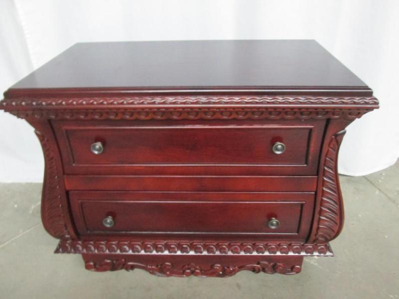 lot 4 image: 2 Drawer Cabinet