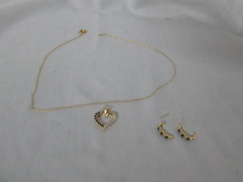 lot 43 image: Sapphire Pendant