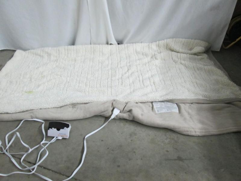 lot 59 image: Electric Microplush Blanket