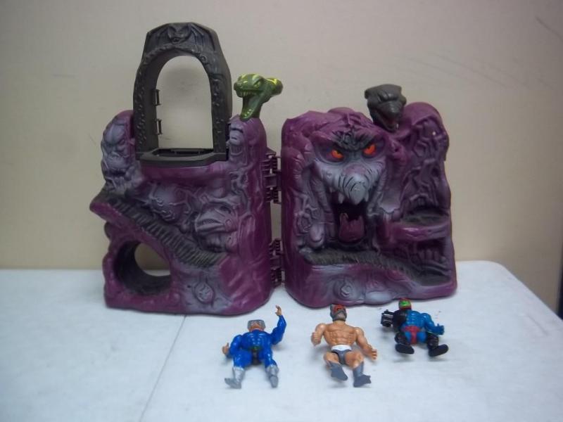 lot 114 image: Vintage He-Man Snake Mountain - Wit...
