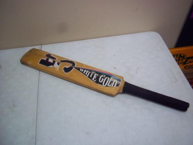 lot 117 image: Cricket Game Paddle...