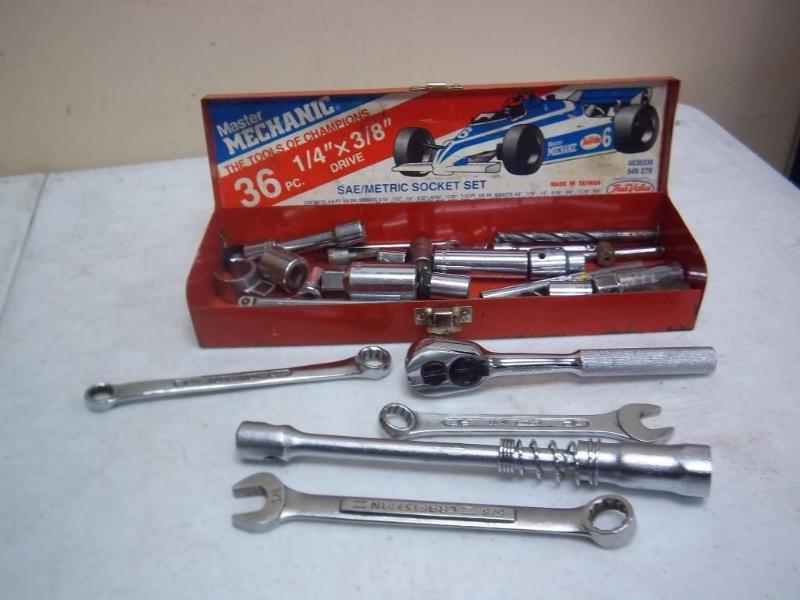 lot 196 image: Metal Tool Box Some Craftsman...