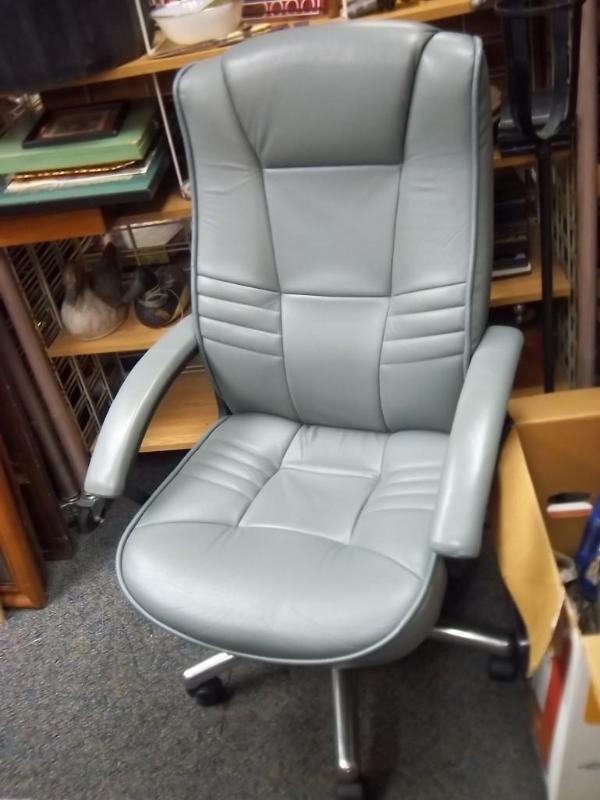lot 61 image: Gray Office Chair  - Adjusts &...