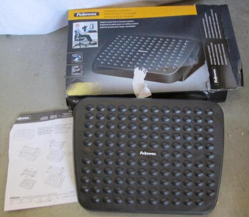 Fellowes swivel foot rest...