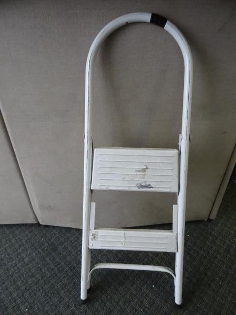 lot 122 image: 2ft. Step Stool...