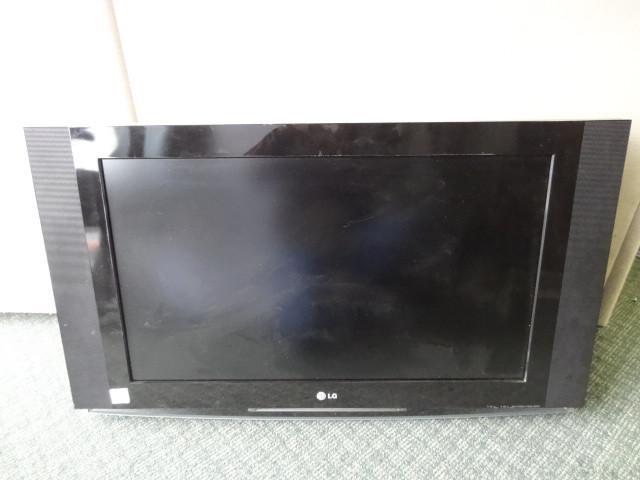 lot 19 image: LG32LX1D TV Manf. 42006-No Cables....