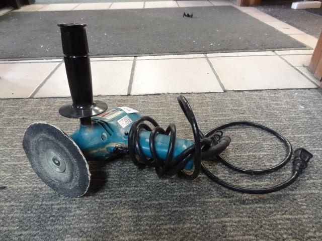lot 2 image: Makita 5" Disc. Sander GV5000 ...
