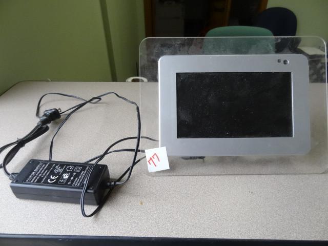 lot 77 image: 6" Digital Photo Frame. Powers...