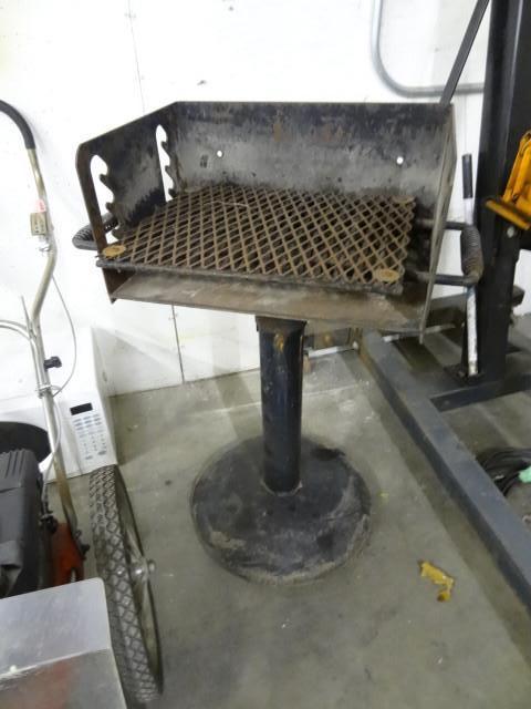 lot 101 image: Outdoor Park Grill...