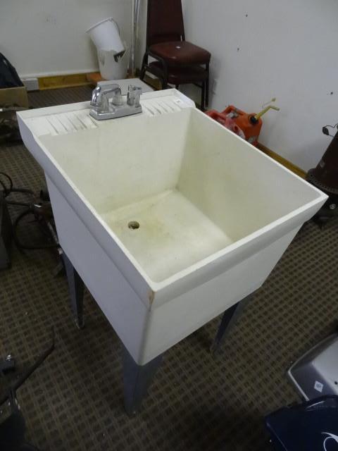 lot 159 image: Washtub Sink-Looks to be in good sh...