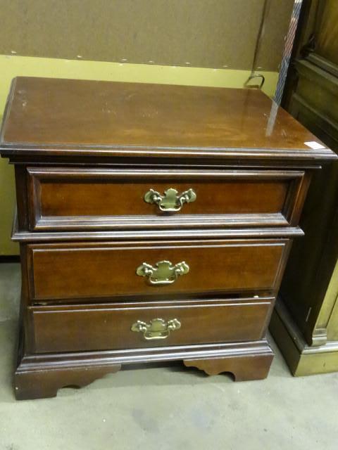 lot 17 image: 3 Drawer Night Stand 25" x 16&...