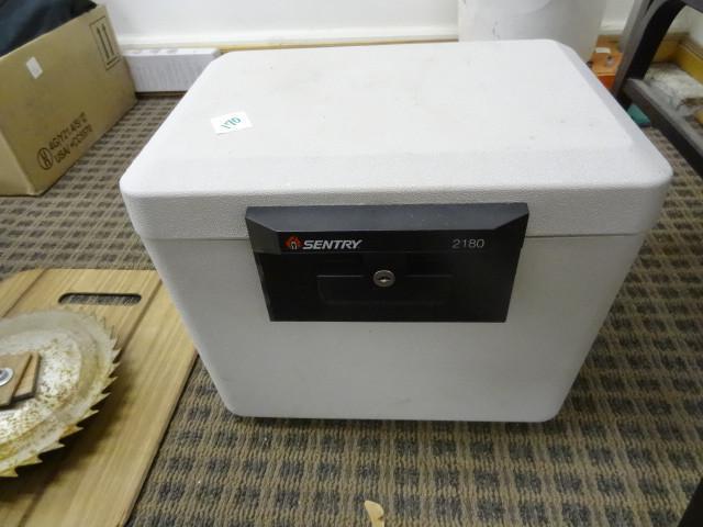 lot 170 image: Sentry 2180 Firebox Safe with Key a...