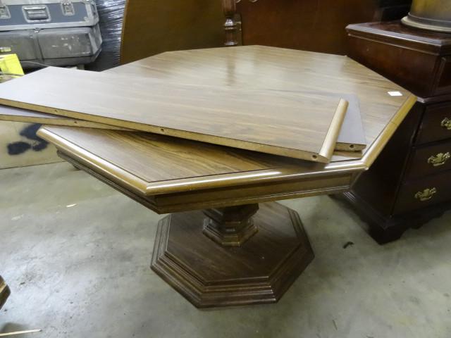 lot 31 image: Vintage Dinning Room Table-Laminate...