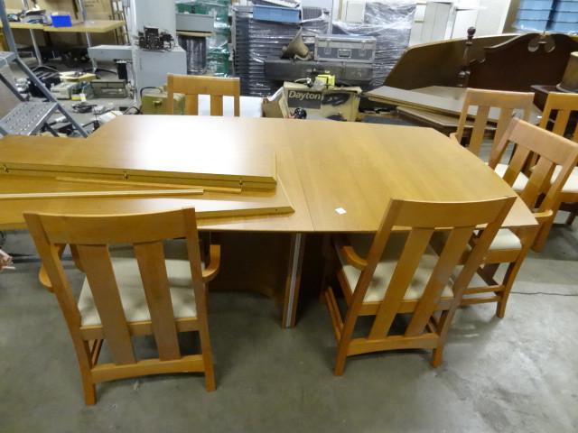 lot 4 image: Dinning Room Table with 2 Leaves an...