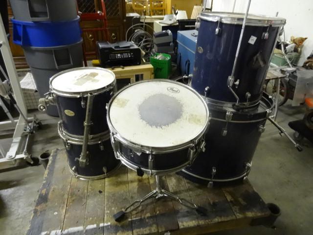 lot 75 image: 5 Drum-Drum Set-Has Wear-Needs Clea...