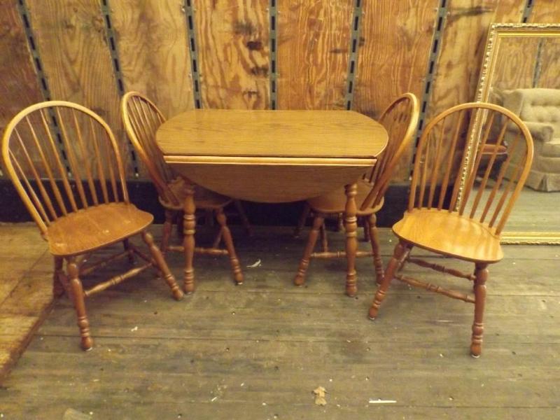 Oak table and 4 chairs no leafs but...