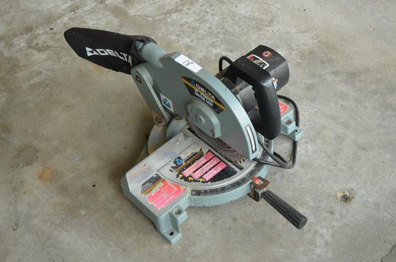 lot 18 image: Delta 10" Power Miter Saw....