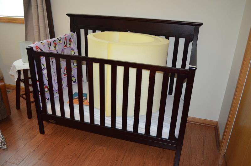 lot 20 image: Baby CribBed. Upper level bring he...