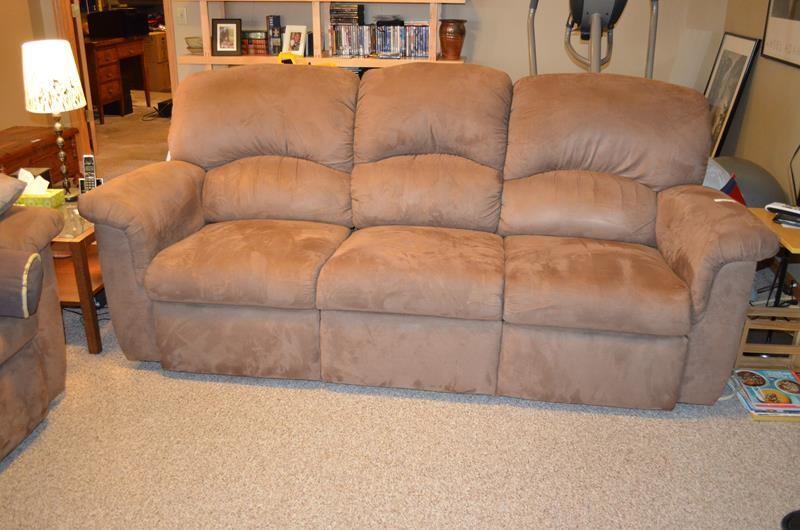 lot 21 image: Lazy Boy couch with 2 reclining laz...