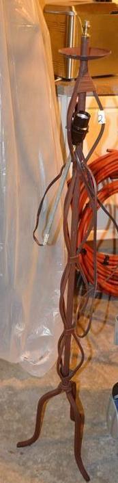 lot 25 image: Floor lamp with lamp shades and lam...