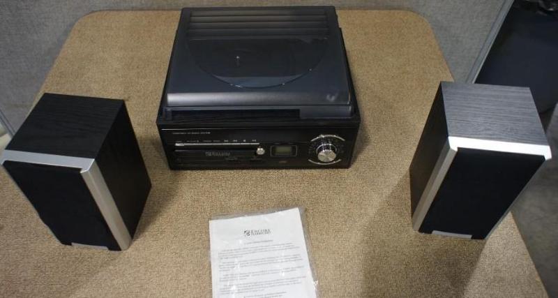 lot 104 image: Encore Turntable  CD  Radio Syste...