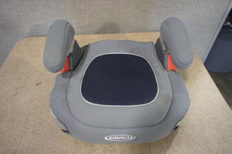 lot 105 image: Graco Booster Seat. Please see pict...