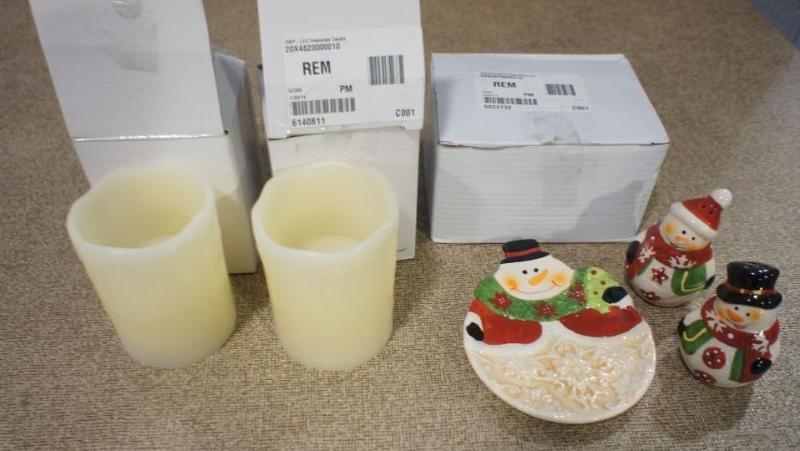 lot 132 image: Lot of (2) Flame-less Candles (batt...