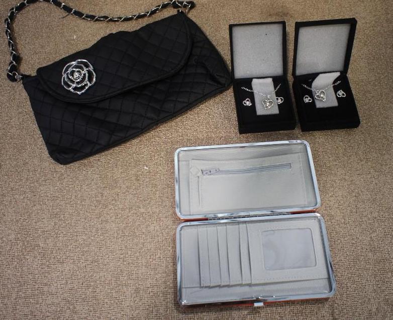 lot 141 image: Lot of ( Black handbag with chain h...