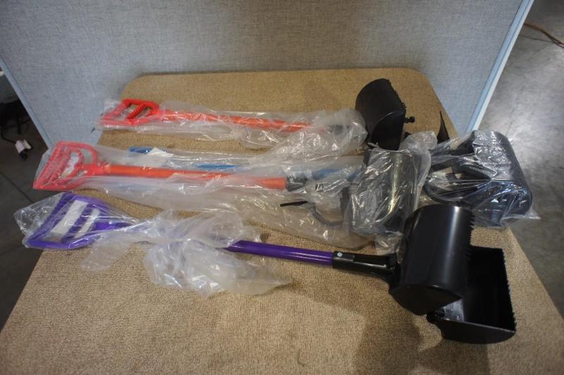 lot 31 image: Lot of (4) Poopy Scoopers  Need Wo...