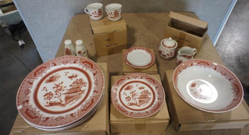 lot 33 image: Dinnner ware set ( 8 Saucers, 8 sma...