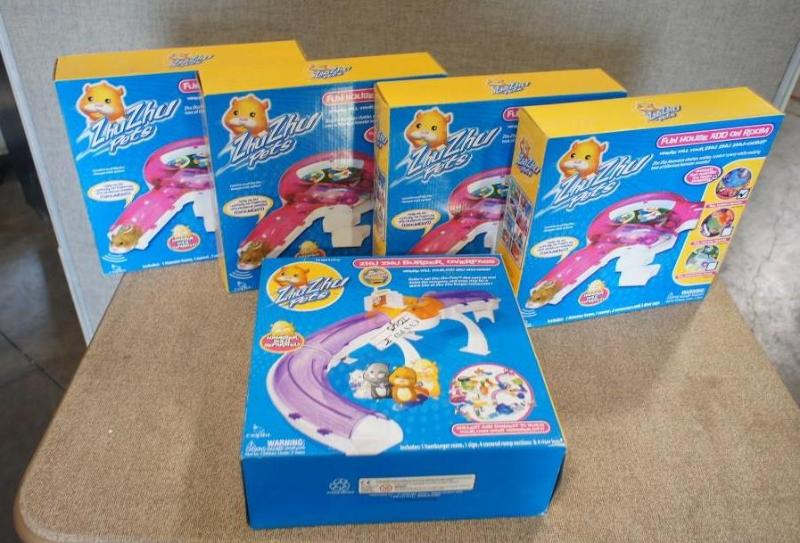 lot 40 image: Lot of (5) ZHU ZHU Pets Childrens P...