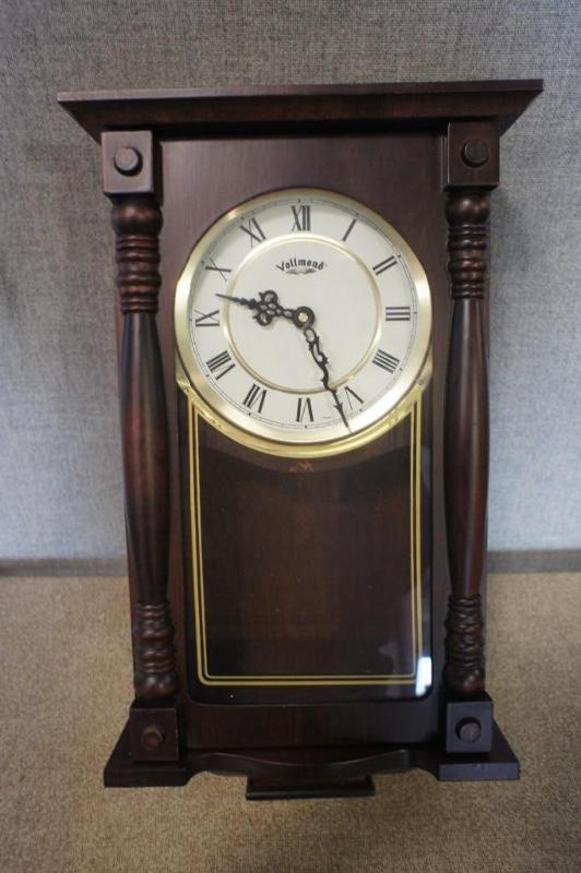 lot 42 image: Quartz Heirloom Clock (Missing Pend...