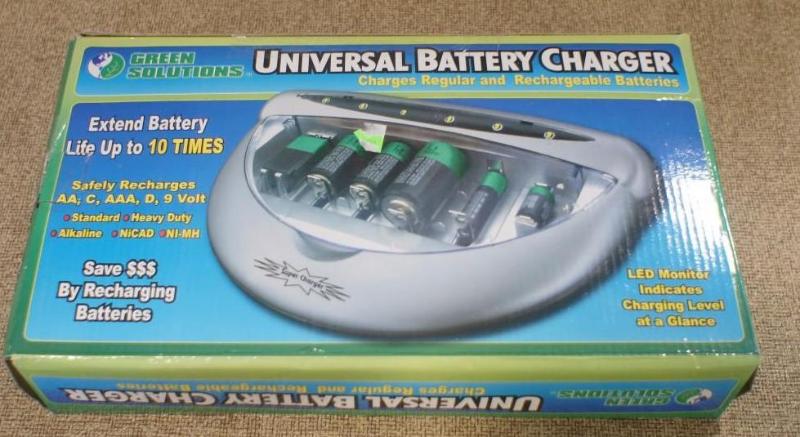 lot 93 image: Universal Battery Charger (AA,C, AA...