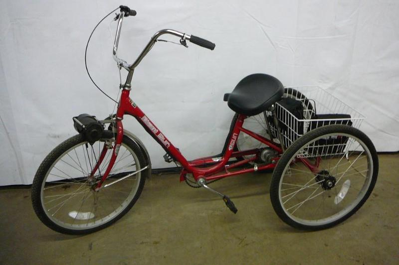 lot 1 image: Miami sun 3 wheel bike with basket....