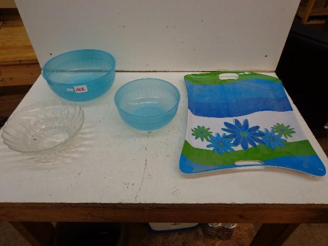 lot 102 image: 2 Plastic Bowls, 1 Glass Bowl, and ...