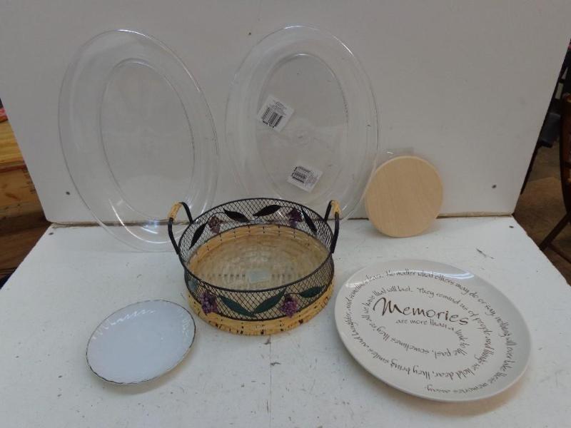 lot 121 image: Assorted Plates, Plastic Serving Di...