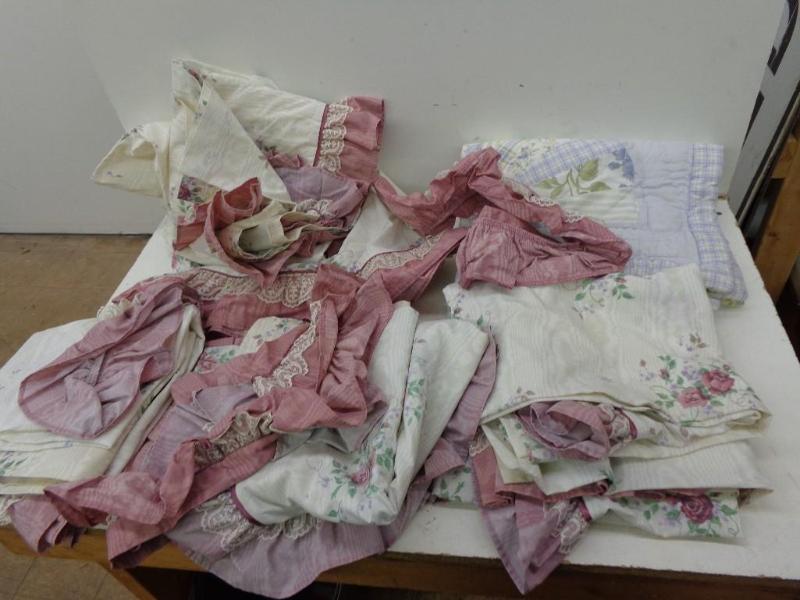 lot 39 image: Table Cloths, Pet Holders, Can Cove...