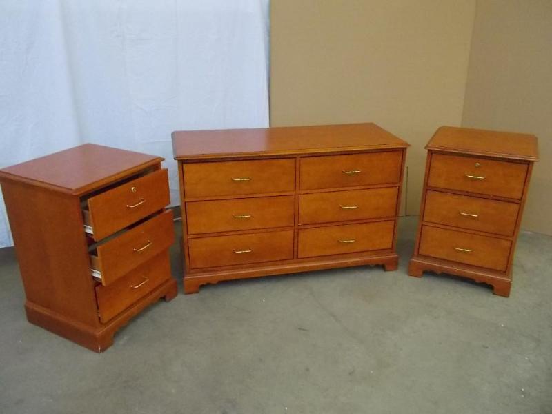 lot 13 image: Dresser and 2 nightstands by Kimbal...