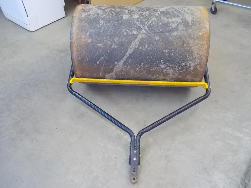 lot 22 image: Agri-Fab steel tow roller. Holds 50...