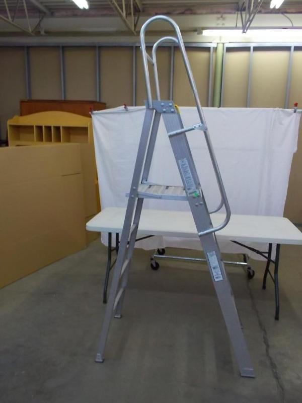 lot 30 image: 300 pound capacity, 4 foot ladder w...