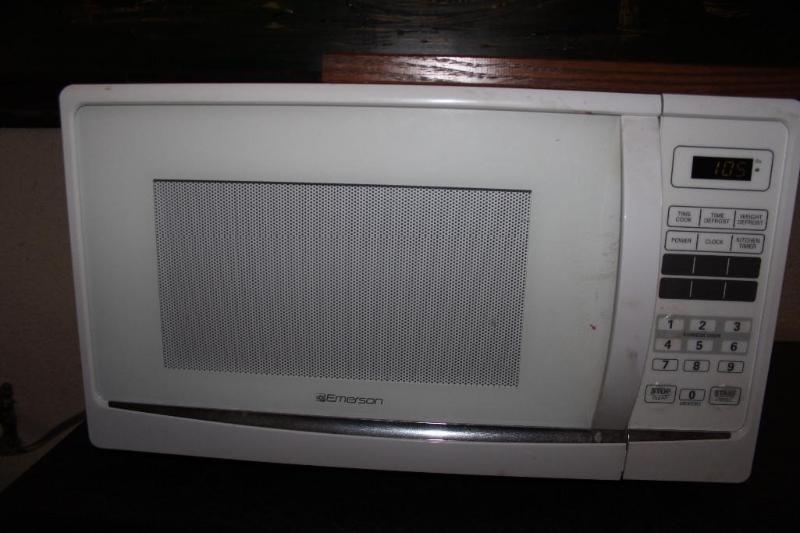 lot 25 image: Emerson, Electronic Microwave Oven,...