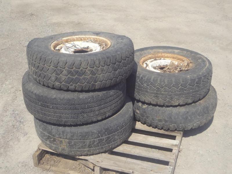 lot 11 image: Pallet Of Misc Truck Rims & Tir...