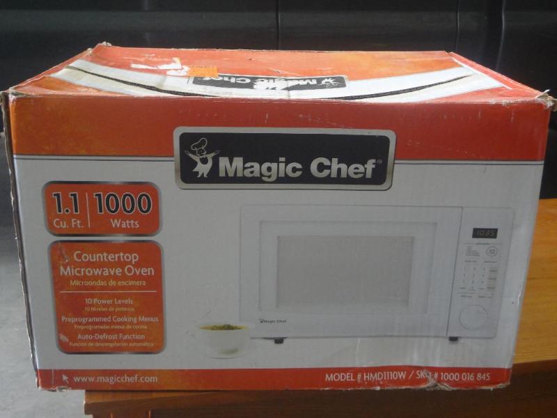 lot 139 image: Magic Chef 1000 Watt Microwave...