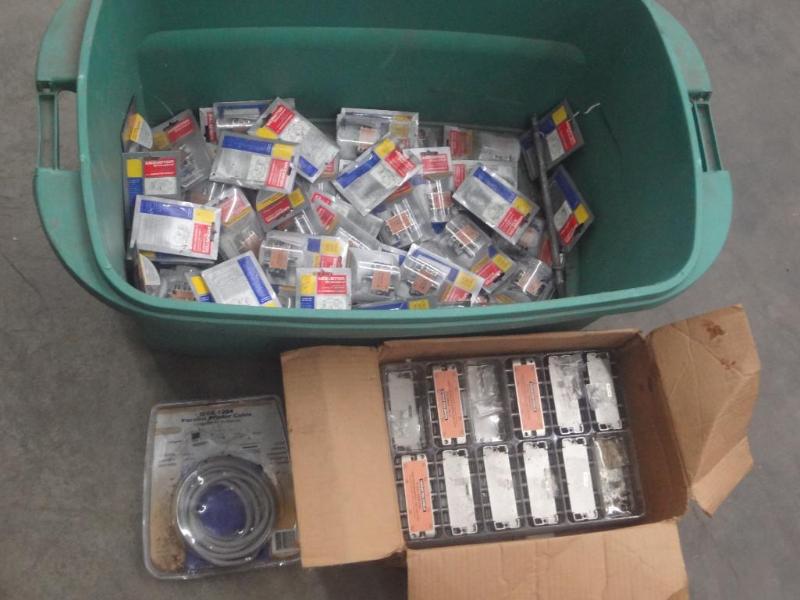 lot 70 image: Toe Full Of Misc Monster Cable TV S...