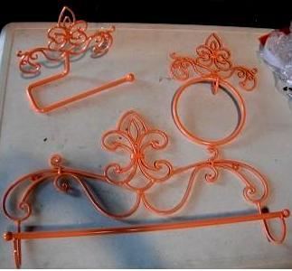 lot 136 image: Three Piece Bathroom Accessory Set ...