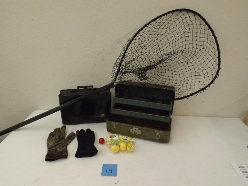Vintage tackle box with rust, 1 Pla...