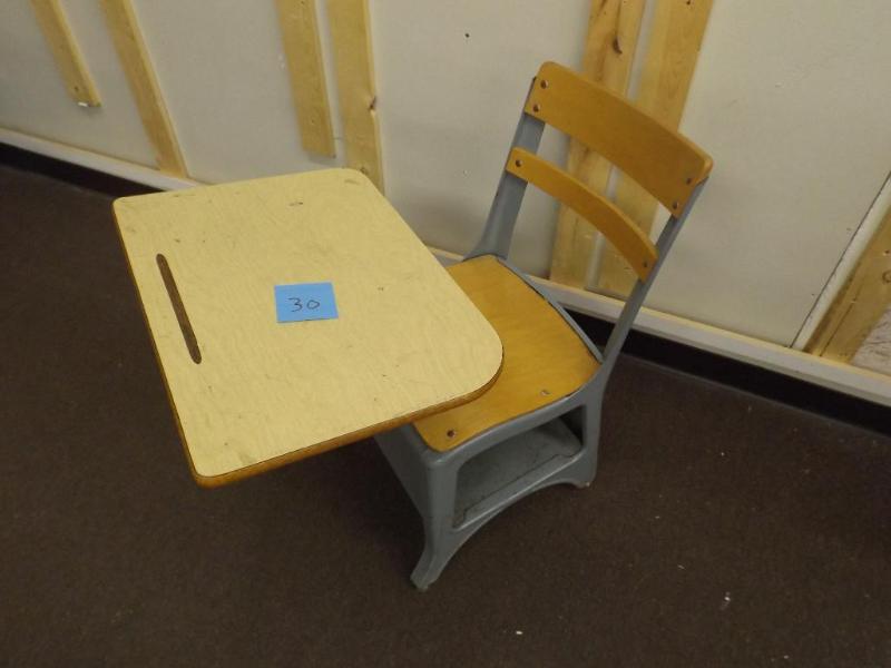 Vintage desk.&nbsp Easy in out de...